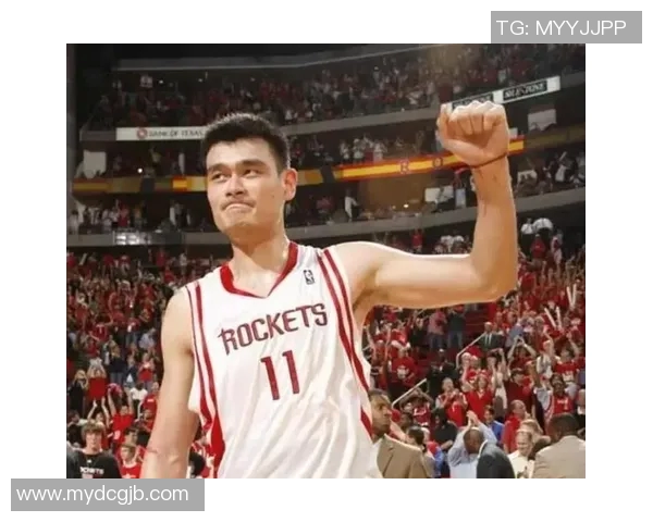 姚明在球场上演精彩扣篮瞬间引发全场欢呼与热烈反响