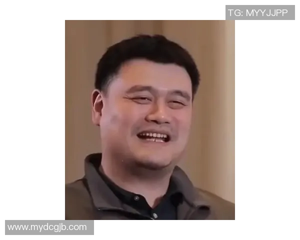 姚明亲自下厨切菜展现生活中的另一面与美食的魅力