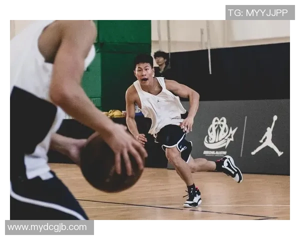 艺术篮球明星在球场上的华丽舞步与创意表现的完美结合